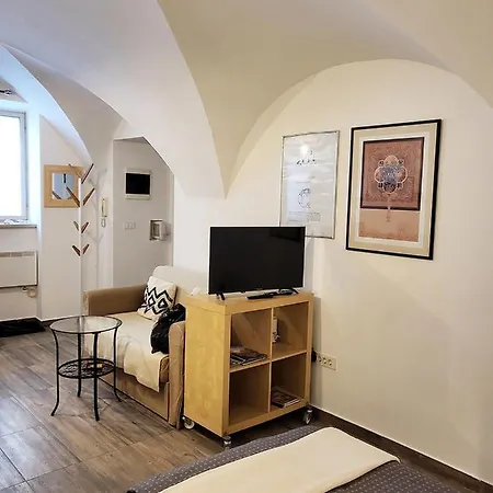 Ian Apartment *